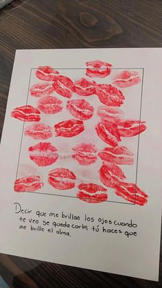 a piece of paper with red lips drawn on it and the words written in spanish