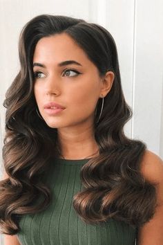 This traditional hairstyle features full, sweeping waves that gracefully outline the face, creating a timeless and classy appearance. The delicate side part introduces a hint of asymmetry, accentuating the natural cascade of the lush curls. Perfect for prom night, this style seamlessly blends glamour and refinement, - Click to see more of Timeless and Elegant: 40 Prom-Worthy Hairstyles for a Flawless Down Look and follow us for more hairstyle ideas. // Photo Credit: Instagram @glamoriser Bridal Hair Down, Guest Hair, Hollywood Hair, Bridesmaid Hair Makeup, Wedding Guest Hairstyles, Long Hair Wedding Styles, Peinados Fáciles Para Cabello Corto