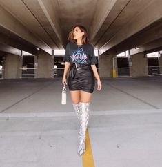 Skirt. Leather skirt. Boots. Over the knee boots. Concert. Concert Leather Skirt And Tshirt Outfits, Leather Skirt Boots, Rock Concert Outfits, Rock Concert Outfit Ideas, Rock Concert Outfit, Outfit Ideas With Boots, Leather Dress Outfit, Concert Outfit Rock, Skirt Boots