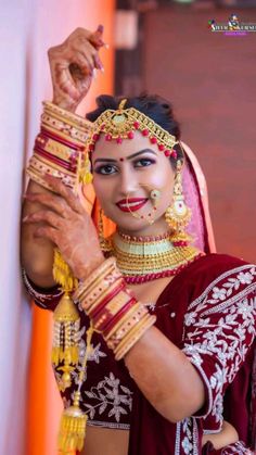 Bridal Poses Photography, Dulhan Single Pose, Closeup Poses, New Dulhan Pose, Photobox Ideas Pose Couple, Single Pose, Marriage Poses, शादी की तस्वीरें