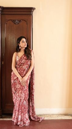 Indian Saree Look, Boho Saree, Poses In Saree, Priyanka Arul Mohan, Priyanka Mohan, Georgette Saree With Blouse, Cotton Saree Blouse Designs, Saree Wearing Styles