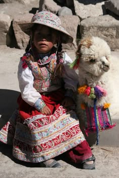 Alpacas are one of the most common animals in Peru, so you can usually hear their many cries and screeches. Category: Sounds of Peru Fluffy Alpaca, With Her, Kids Around The World, World Cultures, People Of The World, 인물 사진, Baby Alpaca, Bolivia