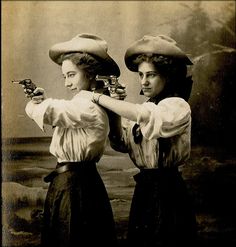 cowgirls. Makes me think of my town: The Dalles, Or. It's the town that linked the wild west of Eastern Oregon with the big metropolis of Portland. Victorian Photoshoot, Women In Hats, Rootin Tootin, Pictures People, Real Cowboys, Into The West, Vintage Pics