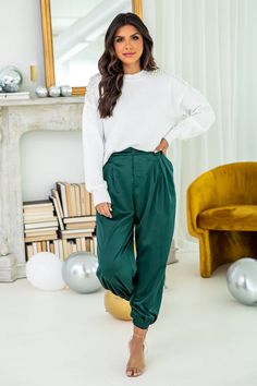 Everything Has Changed Hunter Green Satin Joggers – Pink Lily Dressing Up Joggers Outfits, Silky Pants Outfit, Satin Pants Outfit Casual, Satin Joggers Outfit, Black Satin Pants Outfit, Green Joggers Outfit, Womens Joggers Outfit, Satin Pants Outfit, Everything Has Changed