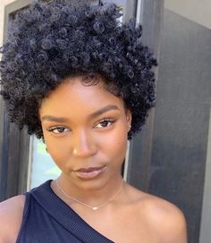 Curly Cuts For Round Faces, Round Afro, Cuts For Round Faces, Hair Chop, Big Chop Natural Hair, Hair Round Face