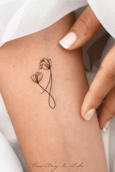 "20 Nature-Inspired Tattoo Concepts for an Organic Vibe" Small Flower Tattoo, Romantic Tattoo, Simple Arm Tattoos, Tato Minimal, Mommy Tattoos, Petite Tattoos, Tasteful Tattoos, Mother Tattoos, Small Hand Tattoos