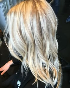 Dark Blond To Light Blond Balayage, Cali Blonde Hair Color, Beautiful Blonde Highlights, Spring Blonde 2024, Bright Blonde Highlights With Lowlights, Blonde Hair Fun Color Ideas, Platinum Blonde With Strawberry Blonde Highlights, Full Blonde Highlights On Blonde Hair, Bleach Blonde With Lowlights