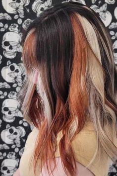 To mimic the three-colored pattern of a calico cat’s fur, this autumn-inspired style is among this season’s highest edgy looks. Whether you’re looking for a witchy vibe or want to add texture and vividness to your hair, we say—go for it!//photocredit:@kassnvela Autumn Hair Colors, Calico Hair, Stylish Hair Colors, Edgy Hair Color, Types Of Hair Color, Change Hair Color, Strawberry Blonde Hair Color, Autumn Hair, Strawberry Hair