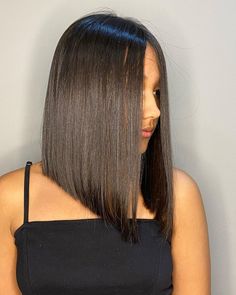 Triangle One Length Haircut, Low Graduation Haircut, Shoulder Length Angled Hair, Triangular One Length Haircut, Triangular Layers, Triangle Bob Haircut, 45 Degree Haircut