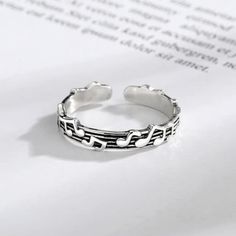 Retro musikalische Note Ringe für Frauen Mode Schmuck Vintage Eröffnung verstellbarschwanz Ring Damen Party Ringe * Es ist zierlich und kann jeden Tag getragen werden * Ein besonderes Stück, das Sie schätzen und all unsere Schmuck ich maßgeschneidert von Hand mit Liebe und Pflege in unserer Werkstatt * Hochwertige Materialien und Liebe zum Detail * Das perfekte Geschenk für Sie und Ihre Lieben Details: Geschlecht: Frauen Stil: Trendy Metalle Typ: Kupfer Form-Muster: Geometrische MEHR VON UNS: * Love And, Party Rings, Musical Note, Mode Vintage, Rings For Women, Jewelry Vintage, Ladies Party, Christmas List, Shape Patterns