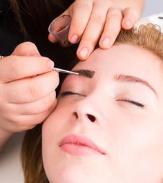 Eyebrow tinting kits are one of the best ways to achieve long-lasting and good-looking eyebrows. Here is a list of the best eyebrow tinting kits that you must try! Best Eyebrow Tint, Perfect Eyebrow Makeup, Make Up Diy, Tweezing Eyebrows, Henna Brows, Permanent Eyebrows, Eyebrow Tinting, Threading Eyebrows, Best Eyebrow Products