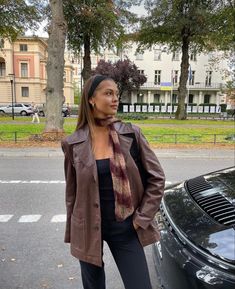 Autumn Outfits Puffer Jacket, Classy Travel Outfit European, Spain Autumn Outfits, Art Gallery Outfit Winter, Winter Outerwear 2023, Paris Clothes Aesthetic, French Style Fashion Winter, Model Fall Outfits, Fall In Italy Outfits