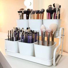 Ideas geniales para mantener el orden de todos tus cosméticos. Pintalabios, sombras, coloretes... ¡Todo bajo control! Ikea Socker, Ikea Makeup Storage, Design Seed