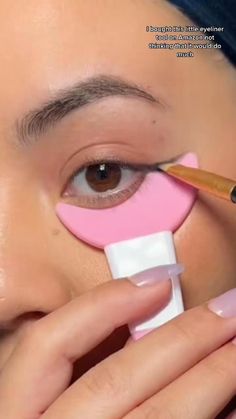 Eyeliner Inspiration, Skincare At Home, Professional Skincare, Bold Eyeliner, Eyeliner Stencil, Eye Makeup Tools, Perfect Eyeliner, Eye Liner Tricks, Mascara Wands