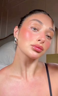 Beachy Glowy Makeup, Blush Glowy Makeup, Cancun Makeup, Glowy Summer Makeup, Blush Looks, Glowy Makeup Look, Rosy Makeup, Vacation Makeup, Smooth Makeup