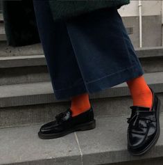 Loafers With Socks, Look Winter, Shoes For Spring, Doc Martens Outfit, Womens Loafers, Loafers Outfit, Tokyo Street Fashion, Mode Inspo, Grunge Style