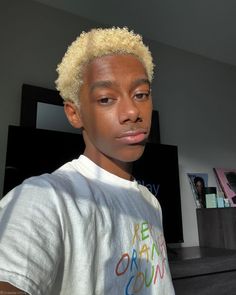 Blonde Hair Black Men, Boys With Dyed Hair, Black Men Hair Colour, Men Hair Color Highlights, 2025 Hairstyles, Dark Skin Blonde Hair, Black Boy Hairstyles, Black Haircut Styles