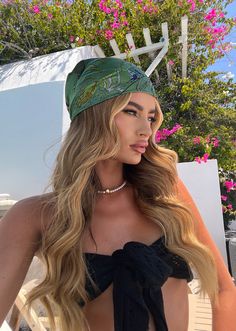 Bandana Head Scarf Print Fashion Festival Outfit With Head Scarf, Hair Styles With Bandana, Head Gear Fashion, Head Scarf Ideas, Hair With Bandana, Head Scarf Outfit, Eurotrip Outfits, Bandana Head Scarf, Beach Girl Aesthetic