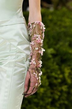 . Flower Gloves, Fest Outfits, Christian Dior Haute Couture, Dior Haute Couture, Fairy Fashion, Couture Details, Fairy Costume, Floral Fashion, Larp