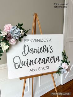 a sign with flowers on it that says benvendos a danielle's quinceauera