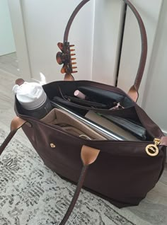 Purses For School Handbags, University Bags Aesthetic, What To Pack For Study Abroad, Office Bag Aesthetic, School Purse Aesthetic, Study Bag Aesthetic, School Bag Inspiration, Cute School Handbags, Longchamp Le Pliage Brown