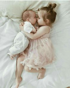 Sibling Photography Newborn, Newborn Sibling, Sibling Pictures, Sibling Photography, Sibling Photos, Newborn Photography Poses, Baby Boy Pictures, Newborn Baby Photos