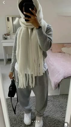 <$ Fluffy Pants Outfits, Outfit Ideas Hiver, Comfy Streetwear Outfits, Grey Shoes Outfit, Winter Drip Outfits, Wide Leg Joggers Outfit, Outfit Jean Bleu, Drip Outfits Women, Bonnet Outfit