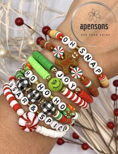 Clay Bead Bracelet Ideas You'll Wanna Make NOW! - A Country Girl's Life Holiday Friendship Bracelets, Christmas Jewlrey Diy, Xmas Bracelet Ideas, Christmas Bracelets Clay Beads, Handmade Holiday Bracelets, Holiday Beaded Bracelets, Christmas Jewelry Diy Bracelets, Valentines Bracelet Ideas