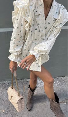 Fall Day Outfit Dressy, Aspen Fashion Summer, White Dress Fall Outfit, White Street Style, Spring Look, Festival Looks