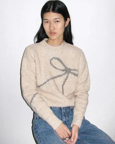 Soft knitted sweater with front ribbon intarsia. Paloma wool is designed in Barcelona and produced in Spain. – 37% Wool, 26% Polyamide, 25% Cotton, 2% Elastane – Images and info via Paloma Wool Apricot Sweater, Bow Sweater, Paloma Wool, 가을 패션, Winter Knits, Knit Hat, Baby Knitting Patterns, Knitted Sweater, Paloma