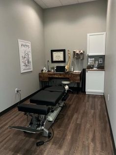 Chiro Office Design, Chiropractic Room Design, Small Chiropractic Office Design, Physical Therapy Office Design, Physio Office, Physiotherapy Room Decor, Physiotherapy Office, Chiropractor Aesthetic