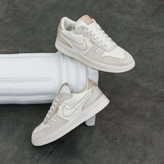 Nike Squash Type, Sneaker Outfits, Streetwear Mode, Shoes Teen, White Sneakers Women, Casual Sneakers Women