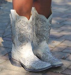 Country Shoes Boots, Mode Country, Cowgirl Boots Wedding, Wedding Cowboy Boots, Classic Black Boots, Country Shoes, White Cowboy Boots, Bota Country, Wedding Boots