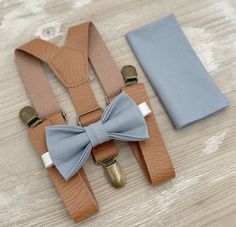 Your special guy will look so handsome when he shows up in his Dusty Blue bow tie, pocket square and Vegan Leather Light Brown suspenders!  Great set for groomsman, best man or ring bearers - This bow tie & suspenders set is a great choice for family photos, wedding, ring bearer outfit, birthday celebration or any other special occasion.  When making a purchase, you can choose from the following options : -Suspenders Only -Bow Tie Only. -Suspenders + Bow Tie Set. - Pocket Square only. -3 Pieces Dusty Blue Bow Tie, Leather Braces, Brown Suspenders, Outfit Boho, Outfit Birthday, Bearer Outfit, Bowtie And Suspenders, Ring Bearers, Ring Bearer Outfit