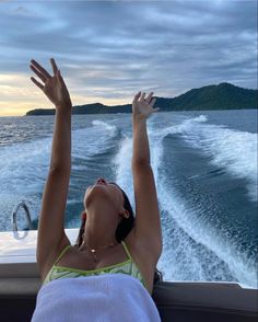 lancha aesthetic boat Poses For Ig, Ootd 2022, Tiktok Success, Instagram Inspo Aesthetic, Shock Everyone, Casual Instagram, Summer Instagram Pictures, Boat Girl, Angel Core