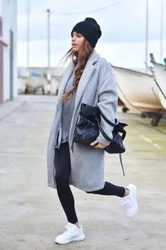 20+ Surprisingly Simple And Chic Black Leather Leggings Outfit For Fall – Being Ecomomical Witte Sneakers Outfit, Stile Casual Chic, Mode Tips, Looks Street Style, Grey Coat, Todays Outfit, Winter Mode, Sporty Chic