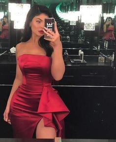 Burgundy Mermaid Prom Dress, Stylizacje Kylie Jenner, Burgundy Prom Dress Mermaid, Robert Kardashian, Strapless Prom Dress, Mermaid Prom Dress, Kylie Jenner Outfits, Jenner Outfits, Mermaid Evening Dresses