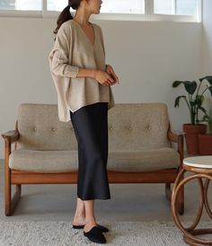 Photo via: @apuesto.hs  Who says you have to sacrifice style when it comes to a comfortable work-from-home outfit? This Instagram style inspiration is the perfect example of how to strike the perfect balance. Whether for your next Zoom meeting or just to feel more elevated while working on the sofa try a neutral v-neck sweater silk black midi skirt and black mule flats.  - Daily Fashion and Style Inspo - beautiful models and runway shows - casual street fashion - clothing for the modern professi Silk Cami Dress, Fashion 40s, Silk Chemise, Paris Mode, Fashion Moments, Elegante Casual, Looks Street Style, Silk Slip Dress