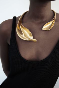 COLLAR CHOKER HOJAS Types Of Blogs, Streetwear High Fashion, Chunky Gold Necklaces, Gold Leaf Necklace, Metal Choker, Zara Gold, Leaf Flower, Chunky Bracelets, Metal Leaves