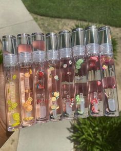 Labiales con frutitas Koleksi Makeup, Lip Gloss Cosmetics, Lip Gloss Balm, Lip Balm Collection, Diy Lip Gloss, Lipgloss Lips, Flavored Lip Gloss, Lip Gloss Collection