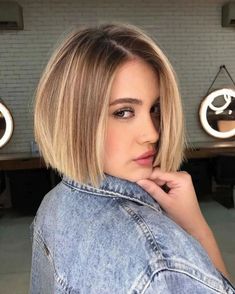 Hot Short Hair, Blonde Bob With Bangs, Short Stacked Bob Haircuts, Chin Length Haircuts, Stacked Bob Haircut, Chin Length Hair, Natural Gray Hair