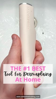 This is one of my favorite ways to exfoliate my skin. It's so effective and completely non-toxic and chemical free. You have to try this dermaplaning facial for yourself! Dermaplaning Benefits, Dermaplaning Facial