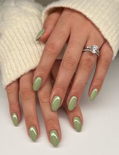 Short Biab Nails Green, Sage Green Nail Color, Biab Nails 2024, Nails Summer Inspo 2024, Green Nails Summer 2024, Short Nail Dip Powder, Cute Short Oval Nails, Matcha Nail Color, Mixed Nail Colors