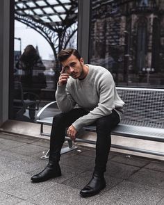 Winter Essentials For Men, Pose Man, Pose Mannequin, Male Portrait Poses, Streetwear Inspiration