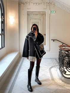 Winter Mode Outfits, Look Winter, Modele Fitness, Chique Outfit, Look Legging, Look Adidas, Estilo Indie, Scarf Jacket, London Outfit