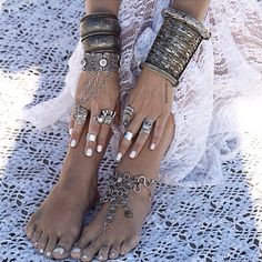 FP Me User We Love: GypsyLovinLight | Free People Blog #freepeople Hippy Rings, Hippie Elegante, Bohemian Schick, Bracelets Hippie, Stile Boho Chic, Moda Hippie, Hippy Style, Boho Chique, Boho Mode