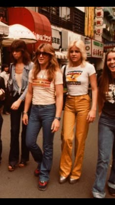 Cherie Currie, 70s Inspired Outfits, The Runaways, 70s Girl, 60s And 70s Fashion, 70s Outfits, 1970s Fashion