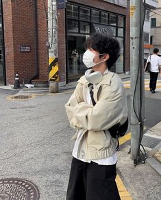 Boy With Headphones Aesthetic, Korean Street Fashion Mens, Chinese Men Fashion, Guy Aesthetic Outfits, Headphone Outfit, Dark Tunnel, Asian Guy