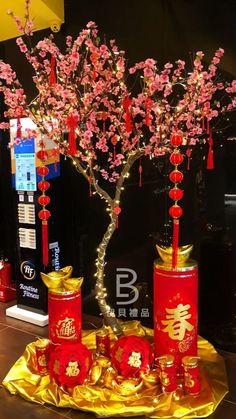 Chinese Theme Parties, Chinese Cherry Blossom, Holiday Floral Arrangements, Chinese Ornament, Chinese New Year Party, Chinese Theme, Mall Decor