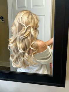 Blonde Hair Blowout Aesthetic, Blowout On Blonde Hair, Subtle Prom Hair, Light Blonde Blowout, Long Blonde Hairstyles Formal, Big Bounce Curls, Prom Hairstyles Long Blonde Hair, Long Blonde Hair Prom Hairstyle Ideas, Blonde Bombshell Aesthetic